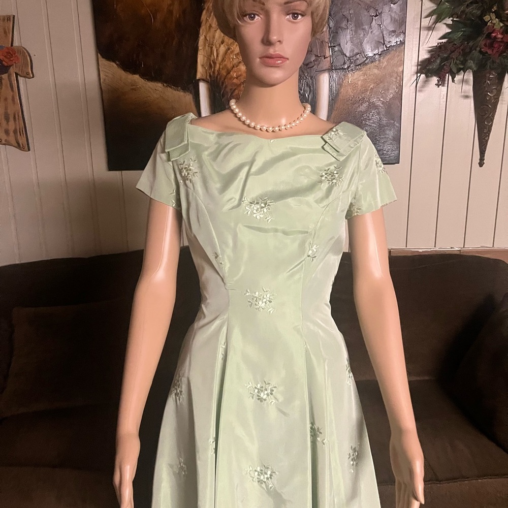 Vintage (1970’s) Mint Green Cocktail Dress W/ Floral Embroideries • Size Small - Picture 15 of 15